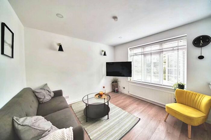1 Bedroom Flat For Sale In Ashdown Way, Tooting Bec, London, SW17