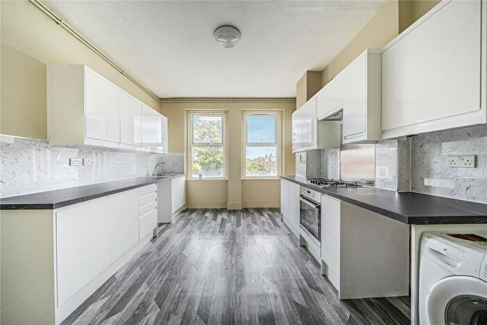 3 Bedroom Flat To Rent In Grand Parade, Green Lanes, Harringay, London, N4