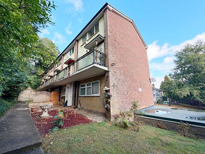 2 Bedroom Maisonette To Rent In Lawn Gardens, Luton, LU1