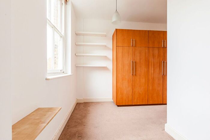 1 Bedroom Flat To Rent In Victoria Park Square, Bethnal Green, London, E2