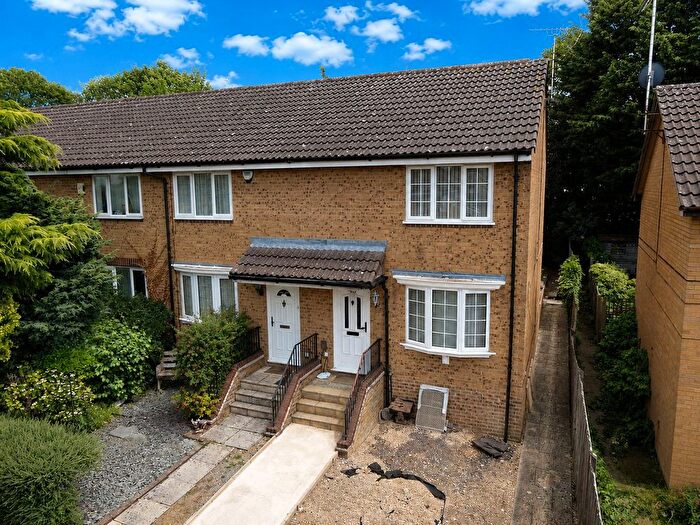 2 Bedroom Detached House For Sale In Whitwell Close, Luton, Bedfordshire, LU3