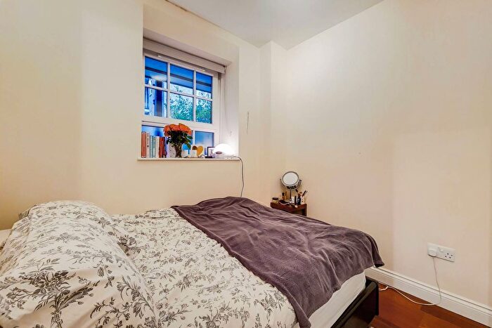 3 Bedroom Flat To Rent In Ebury Bridge Road, Pimlico, London, SW1W