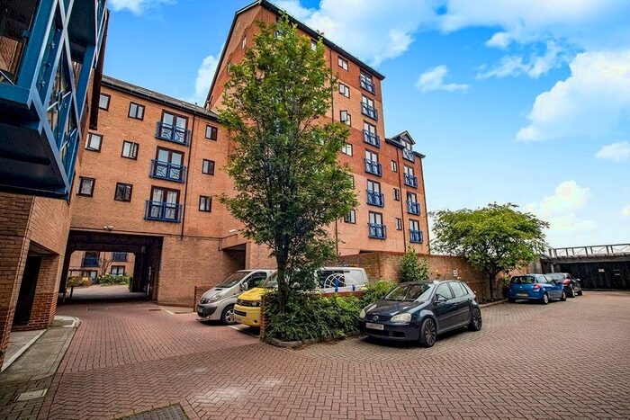 1 Bedroom Flat To Rent In West Street, Gravesend, Kent, DA11