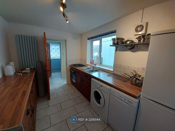 2 Bedroom End Of Terrace House To Rent In William St, Swansea, SA3