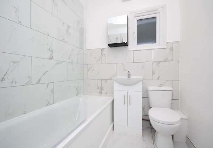 2 Bedroom Flat To Rent In Dongola Road, Seven Sisters, N17