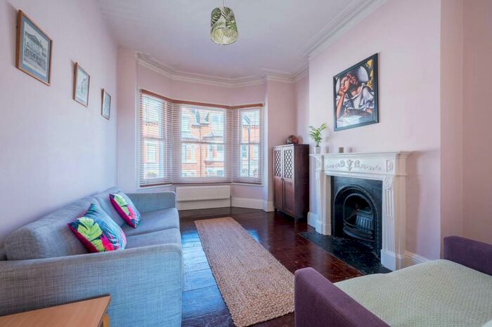 2 Bedroom Flat To Rent In Kestrel Avenue, Herne Hill, London, SE24