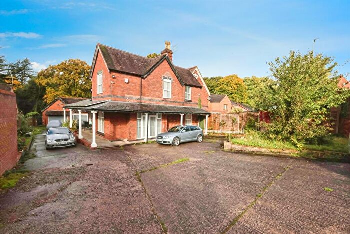 5 Bedroom Semi-Detached House For Sale In Halesowen Road, Cradley Heath, B64