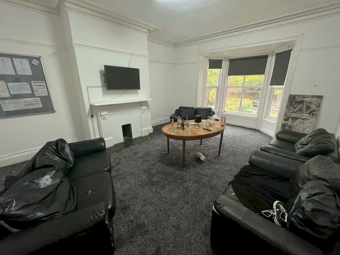 10 Bedroom Terraced House To Rent In Moorland Road, Leeds, LS6