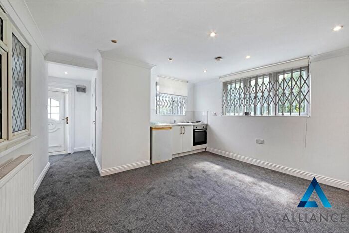 Apartment To Rent In Avenue Road, London, N14