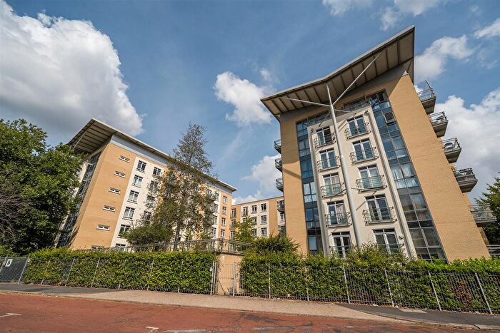 2 Bedroom Flat For Sale In The Meridian, Kenavon Drive, Reading, RG1