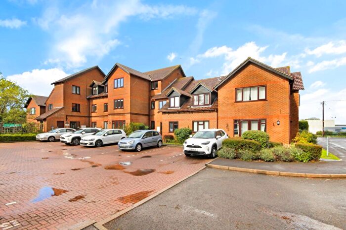 2 Bedroom Apartment For Sale In Sadlers Court, Wokingham, RG41
