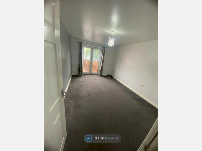 2 Bedroom Flat To Rent In High Street, Walsall, WS3
