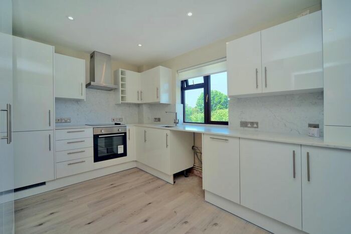 1 Bedroom Flat To Rent In Farm Road, Esher, KT10
