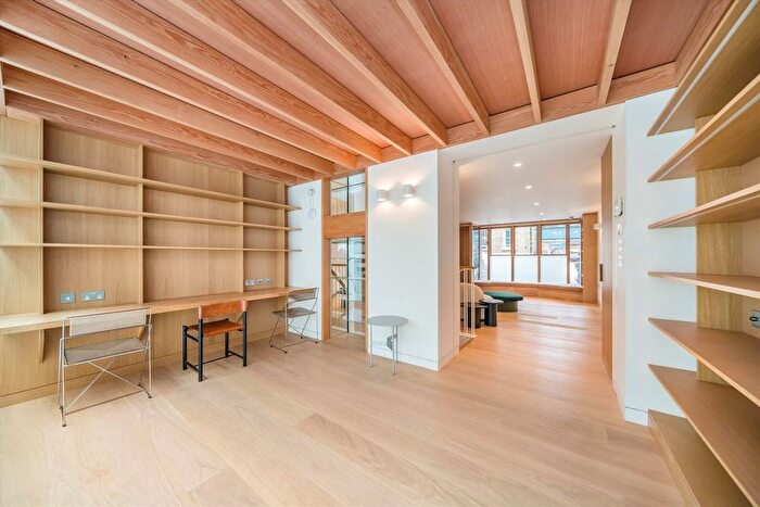 4 Bedroom Flat To Rent In Lonsdale Road, Notting Hill, W11