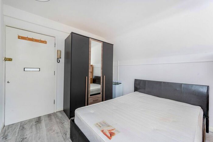 Studio To Rent In Shepherds Bush Green, Shepherd's Bush, London, W12