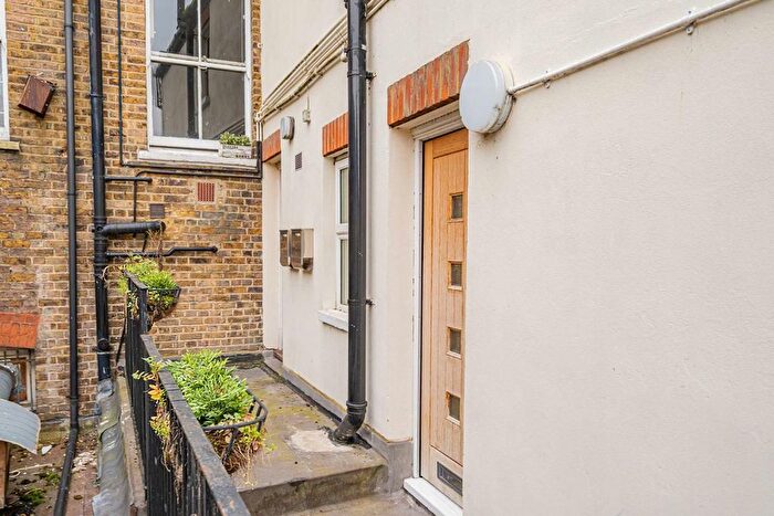 1 Bedroom Flat For Sale In Holly Road, Twickenham, TW1