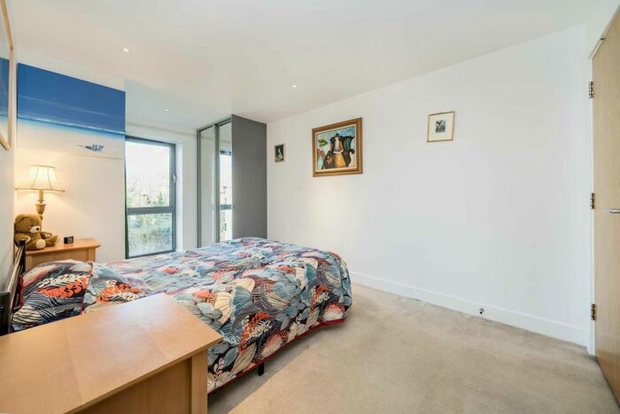 2 Bedroom Flat For Sale In St. Georges Grove, London, SW17