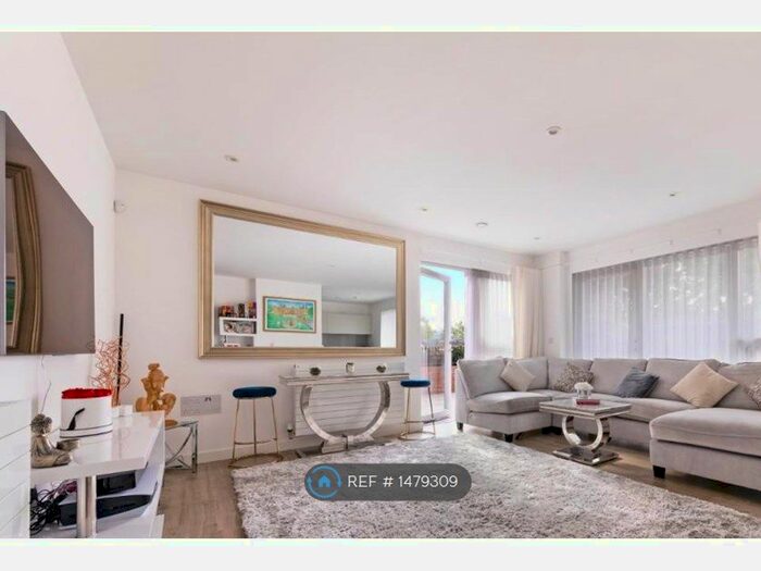 2 Bedroom Flat To Rent In Purbeck Gardens, Lower Sydenham, SE26