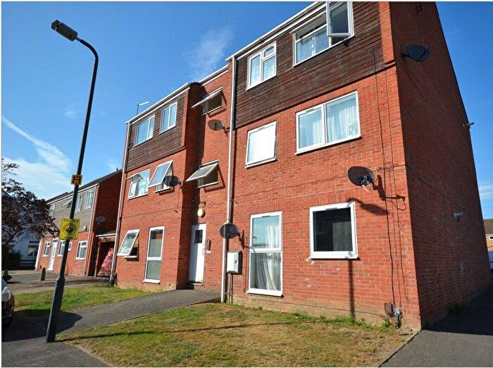 Flat To Rent In Rochfords Gardens, Slough, SL2