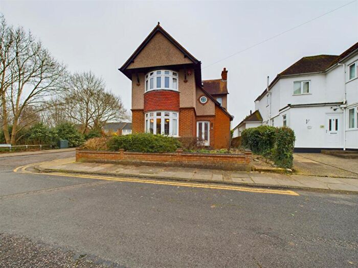 3 Bedroom Detached House For Sale In Vale Road, Aylesbury, Buckinghamshire, HP20