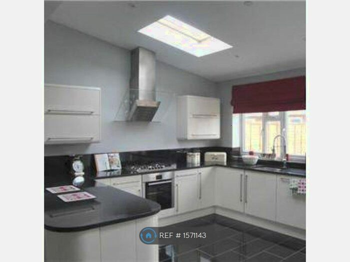 3 Bedroom Semi-Detached House To Rent In Landmark Row, Slough, SL3