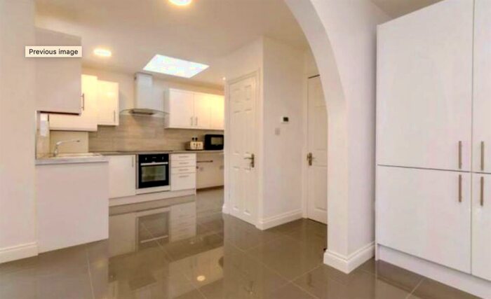 6 Bedroom Semi-Detached House To Rent In Guildford, GU2