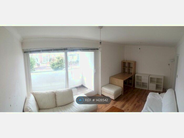 2 Bedroom Flat To Rent In Willes Court, Leamington Spa, CV31