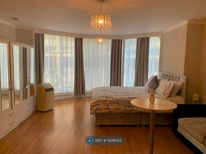 Studio To Rent In Kensington High Street, London, W8