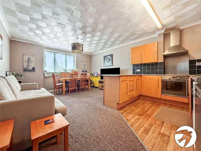 2 Bedroom Flat To Rent In Lesley Place, Buckland Hill, Maidstone, Kent, ME16