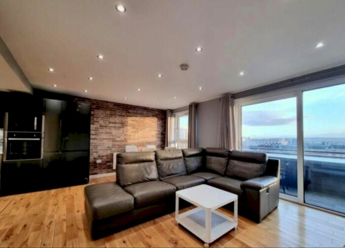 2 Bedroom Flat To Rent In Tate House, - New York Road, Leeds, LS2