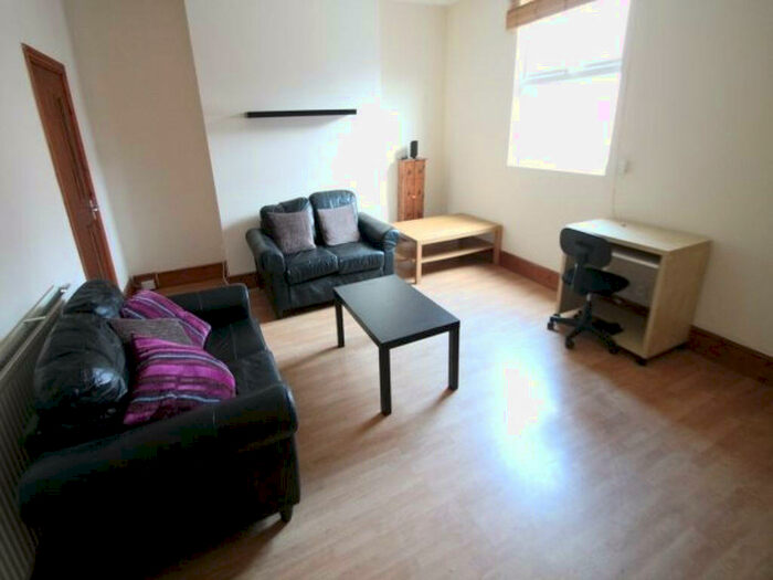 5 Bedroom House To Rent In Burley Road, Leeds, LS4