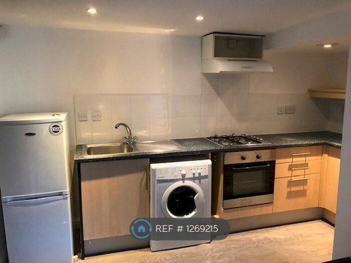 1 Bedroom Flat To Rent In Alexandra Road, Sale M33