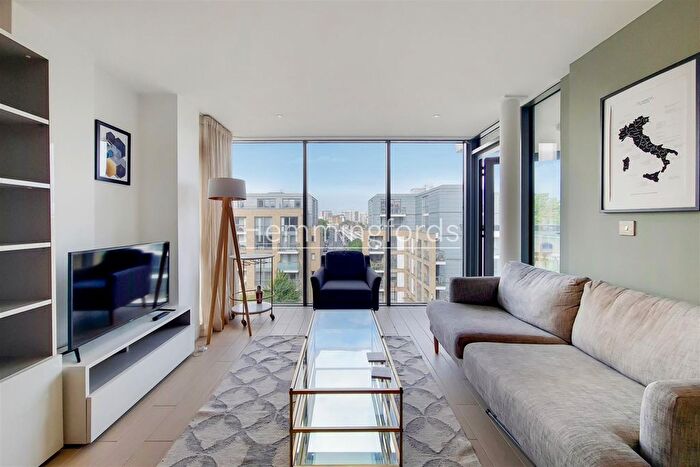 2 Bedroom Flat To Rent In Canalside Square, London, N1