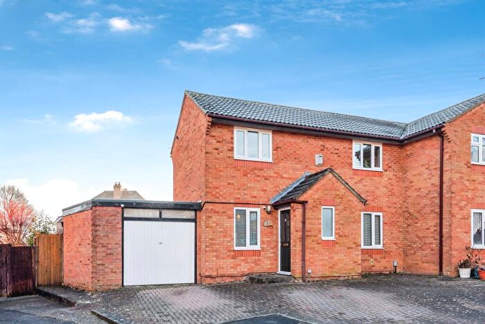 3 Bedroom Semi Detached House For Sale In Pennycress Close, Swindon, SN25