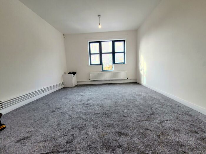 1 Bedroom Flat To Rent In Victoria Court, Queens Road, M40