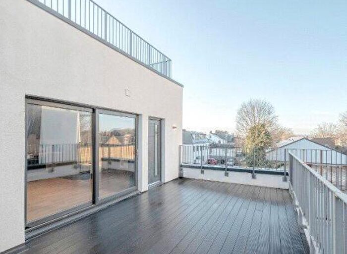 3 Bedroom Flat To Rent In Avenir Court, Ballards Lane, London, N12