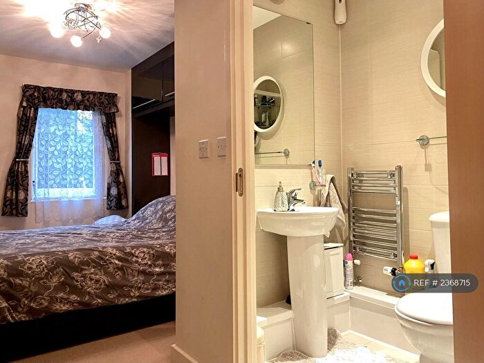 2 Bedroom Flat To Rent In Bole Court, Enfield, EN2