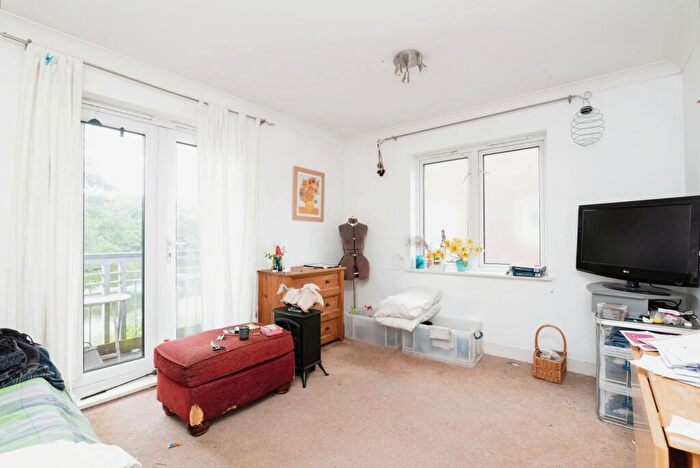 2 Bedroom Flat For Sale In Grangemoor Court, Cardiff, CF11