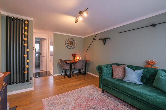 1 Bedroom Apartment For Sale In Whinney Hill Park, Brighouse, HD6