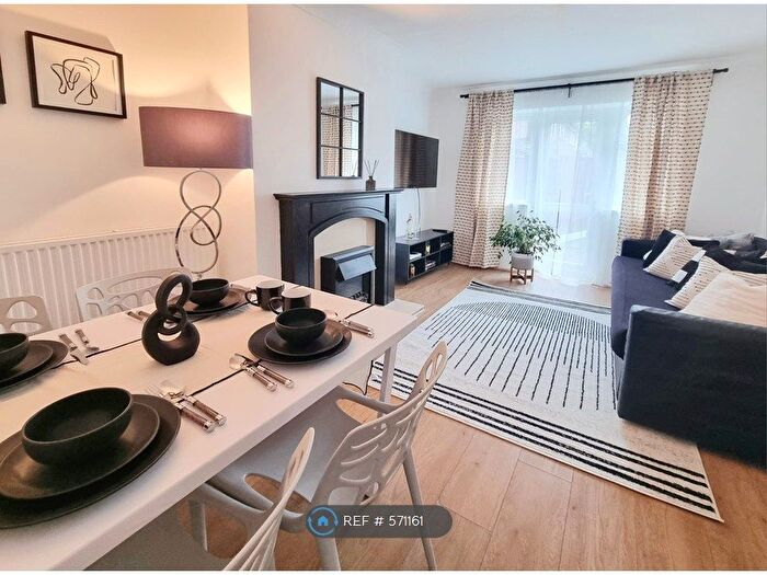 1 Bedroom Flat To Rent In Byng Drive, Potters Bar, EN6