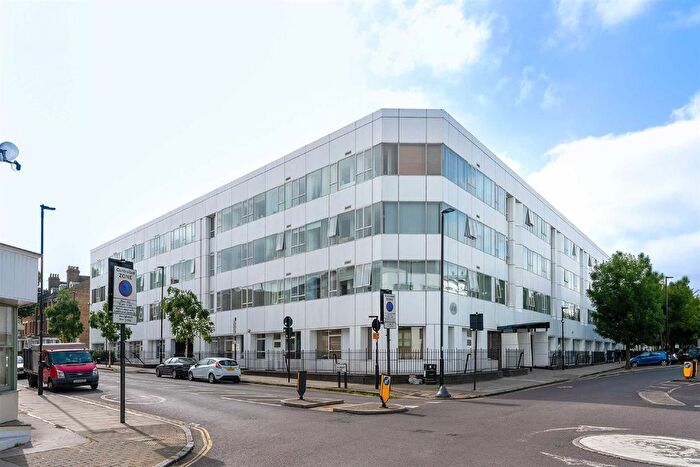 2 Bedroom Flat For Sale In Drayton Park, Islington, N5
