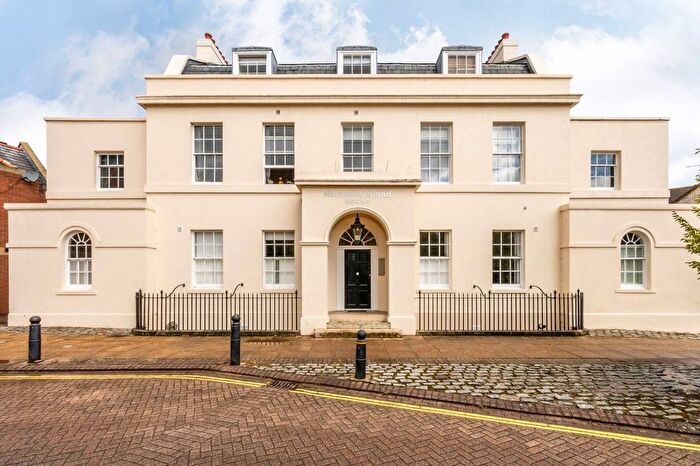 2 Bedroom Flat For Sale In Lower Square, Old Isleworth, TW7