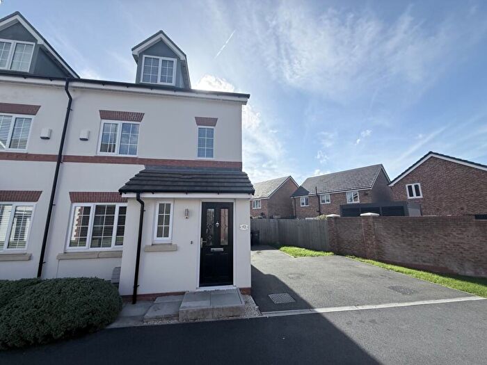 4 Bedroom Town House To Rent In Alfred King Close, Shavington, Crewe, Cheshire, CW2