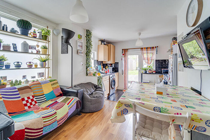 2 Bedroom Apartment To Rent In Dunster Gardens, Kilburn, London, NW6