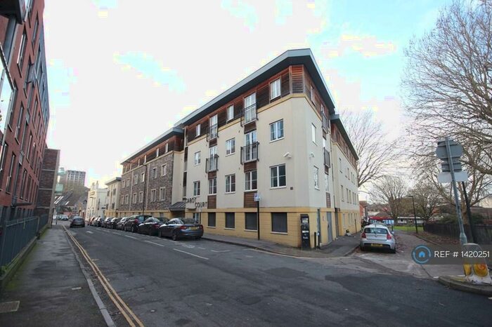 2 Bedroom Flat To Rent In Cabot Court, Bristol, BS2