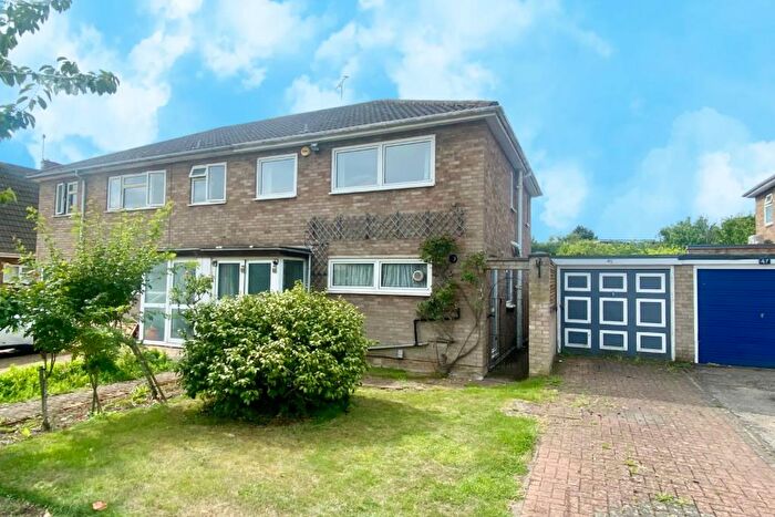 3 Bedroom Semi Detached House For Sale In Orchard Drive, Park Street, St. Albans, Hertfordshire, AL2