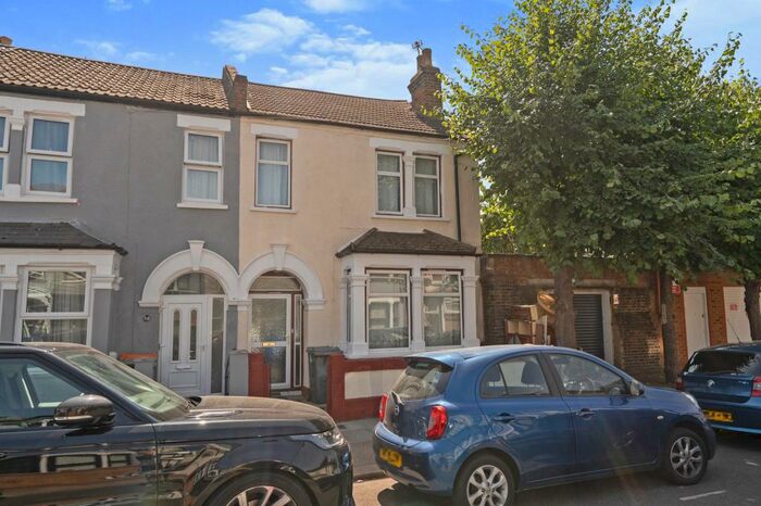 3 Bedroom End Of Terrace House To Rent In Whyteville Road, E7