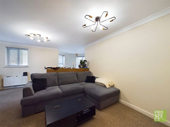 2 Bedroom Flat For Sale In Grantley Heights, Kennet Side, Reading, Berkshire, RG1