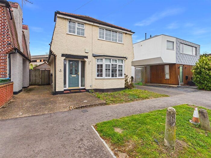 3 Bedroom Detached House For Sale In Claremont Close, Hersham, Walton-On-Thames, KT12