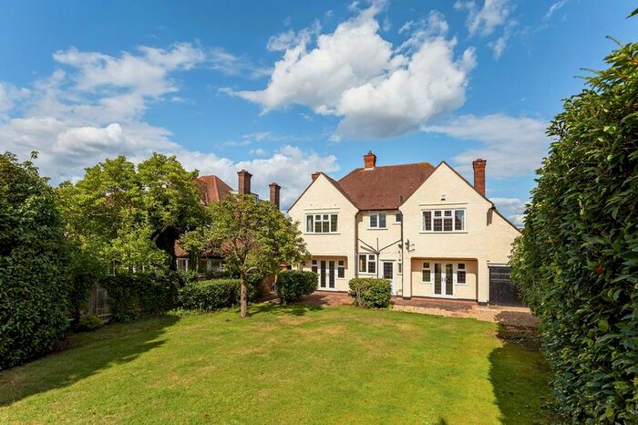 4 Bedroom Detached House To Rent In Claygate Lane, Esher, KT10